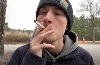 Лечение зависимости от табакокурения в Кисловодске Мужчина с сигаретой делает затяжку