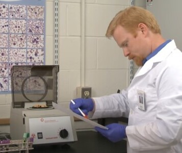 Клиника лечения наркозависимости в Кисловодске Врач в кабинете клиники