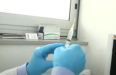 Проведение кодирования Вивитролом в Кисловодске Шприц с Вивитролом в руках у врача